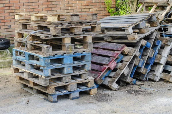 Paletas Madera Antiguas Multicolores Caóticamente Aire Libre Una Pila Palets — Foto de Stock