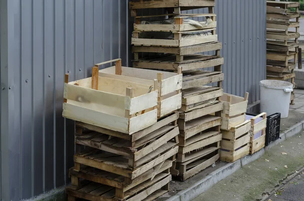 Mercado Local Alimentos Vacío Cajas Madera Vacías Azar Apiladas Contra — Foto de Stock