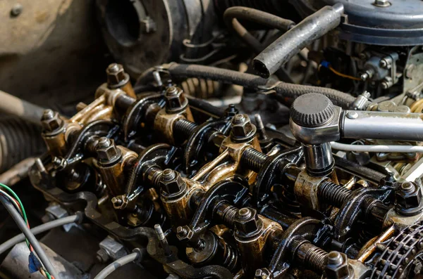 Vano Motore Autovettura Primo Piano Stringere Testa Del Cilindro Aggraffatura — Foto Stock