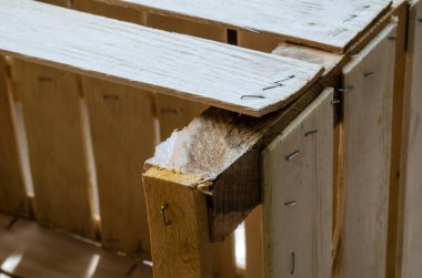 Ahşap bir kutunun tahta parçası yakın plan. Metal parantezlerle birleştirilmiş yeni boş bir kutu. Ekolojik konteynır. Bir açıdan üstten bak. Seçici odak.