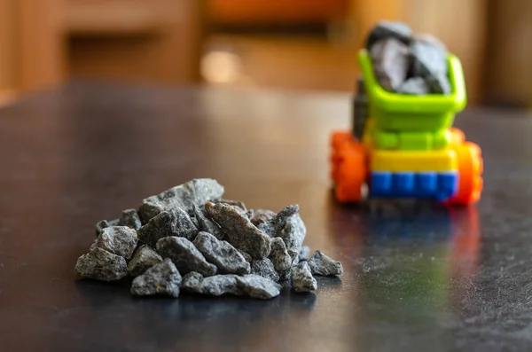 Camião Brinquedo Colorido Uma Pilha Escombros Brinquedo Multicolorido Carrega Escombros — Fotografia de Stock