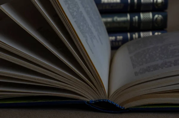 Ein Aufgeschlagenes Buch Auf Einem Tisch Einer Dunklen Bibliothek Nahaufnahme — Stockfoto