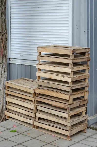 Mercado Local Alimentos Vacío Cajas Madera Vacías Azar Apiladas Contra — Foto de Stock