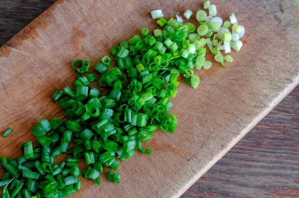 Gehackte Grüne Zwiebeln Auf Einem Schneidebrett Ein Bund Frisch Gehackter — Stockfoto