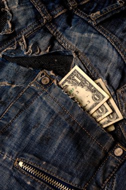 Kot pantolonun cebinde Amerikan doları var. Dört adet eski kot pantolonlu bir dolarlık banknot. Kriz konsepti, yoksulluk. Yakın plan. Boşluğu kopyala.