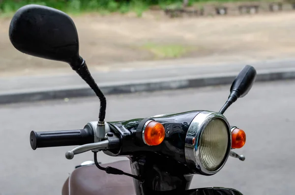 Kulatý Reflektor Mopedu Zblízka Retro Styl Skútr Parkovišti Cestování Doprava — Stock fotografie