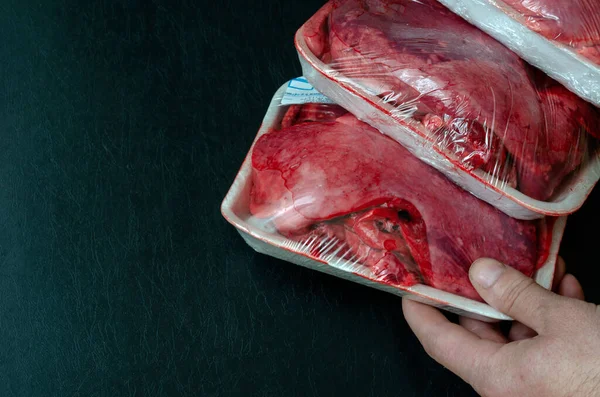 Comprador Escolhe Uma Bandeja Pulmões Carne Crua Uma Mão Masculina — Fotografia de Stock