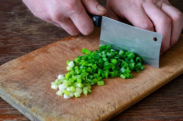 Hombre Con Hacha Cocina Muele Una Cebolla Una Tabla Cortar — Foto de Stock