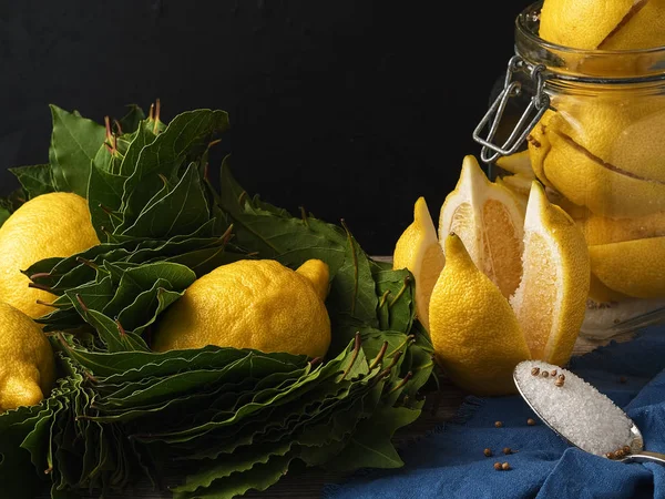 Kavanozda tuz, defne yaprağı ve kişniş ile mayalanmış limon. Probiyotikler, mayalanmış yiyecekler. Fas tuzlu limonları. Taze, sağlıklı yiyecekler. Yakın plan..