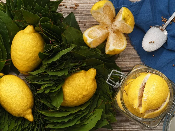 Kavanozda tuz, defne yaprağı ve kişniş ile mayalanmış limon. Probiyotikler, mayalanmış yiyecekler. Fas tuzlu limonları. Taze, sağlıklı yiyecekler. Üst görünüm
