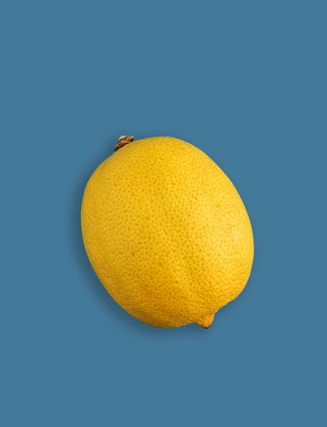 Rijp citroen geïsoleerd op een blauwe achtergrond met clipping pad. Close-up. — Stockfoto