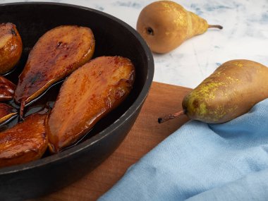 Bir tencereye baharat katılmış karamelli armutlar. Tatil için lezzetli bir tatlı. Ricotta peynirli turta için malzemeler.