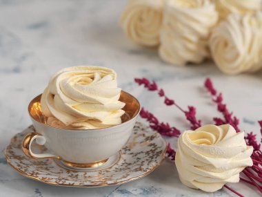 Gri arka planda kayısı şekerlemesi. Ev yapımı zephyr, kremalar, yakın plan çekimler. Yatay oryantasyon. Lezzetli ev yapımı tatlılar.