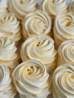 Ev yapımı şekerlemeler. Kayısıdan Zephyr. Yakın plan. Ev yapımı tatlılar. Dikey oryantasyon. Öne seçici odaklanma.