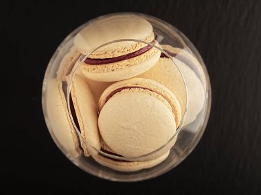 Bardakta ev yapımı kurabiyeler. Üst görünüm, siyah taş arkaplan.