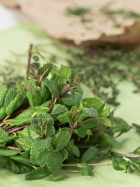 Yakın plan. Kokulu otlarla, tohumlarla ve parmesanlı taze kurabiyeler. Kraker yapma süreci. Ev yemeği kavramı.