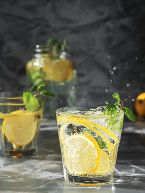 Su sıçratan soğuk içecekler mi yoksa arka planda buzlu içecek mi? İki bardak limonata ya da naneli mojito kokteyli. Boşluğu kopyala, kapat