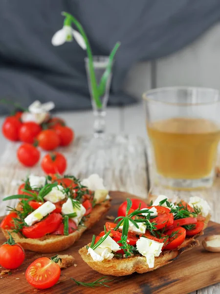 Bruschetta Tostadas Con Tomates Queso Feta Hierbas Aromáticas Frescas Sobre — Foto de Stock