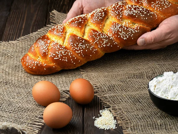 Hallah Está Sobre Mesa Mãos Masculinas Ingredientes Para Cozinhar Pão — Fotografia de Stock
