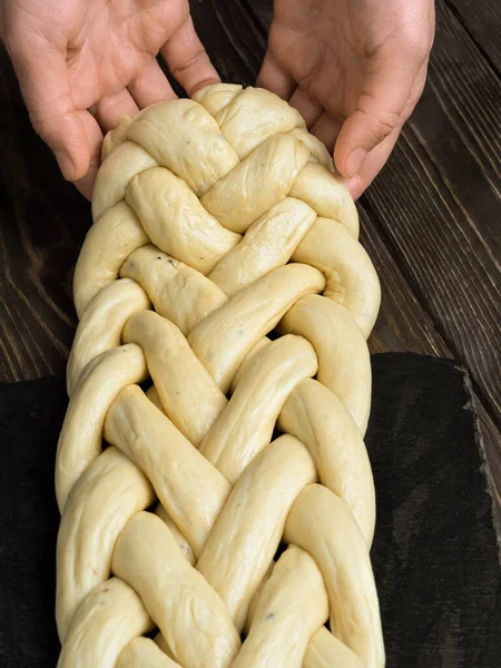 Vävning Challah Söta Flätade Bröd Före Bakning Närbild Grunt Skärpedjup — Stockfoto