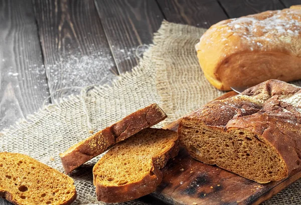 Freshly Baked Ciabatta Bread Wooden Cutting Board Closeup Shallow Depth — Stock Photo, Image