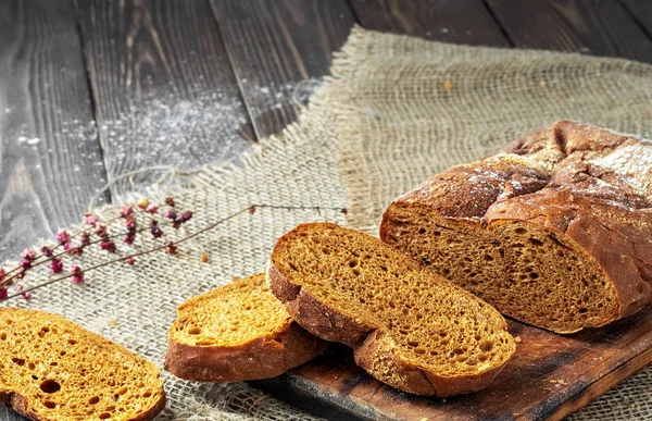 Freshly Baked Ciabatta Bread Wooden Cutting Board Closeup Shallow Depth — Stock Photo, Image