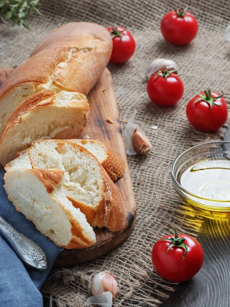 Baguette Fresca Rodajas Tomates Aceite Oliva Ingredientes Para Hacer Sándwich — Foto de Stock