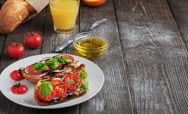 Sandwiches Frescos Baguette Tomates Verduras Aceite Oliva Ingredientes Para Hacer — Foto de Stock