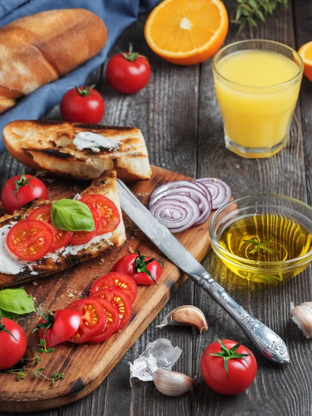 Sandwiches Frescos Baguette Tomates Verduras Aceite Oliva Ingredientes Para Hacer — Foto de Stock