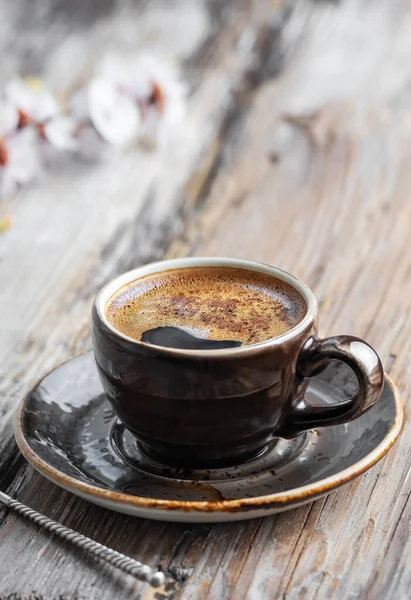 Café Caliente Una Taza Negra Estilo Fondo Madera Vintage Ramas —  Fotos de Stock