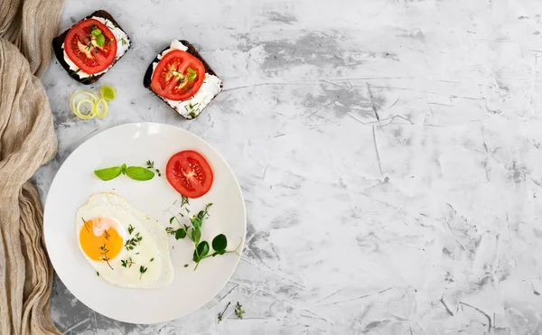 Ontbijt Met Gebakken Eieren Toast Met Kaas Tomaten Specerijen Bovenaanzicht — Stockfoto
