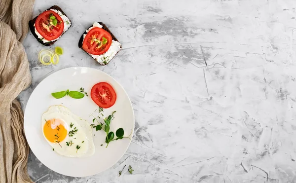 Yağda yumurtalı kahvaltı, peynirli tost, domates ve baharatlı tost. Üst görünüm, metin için boşluk, kahvaltı kavramı.