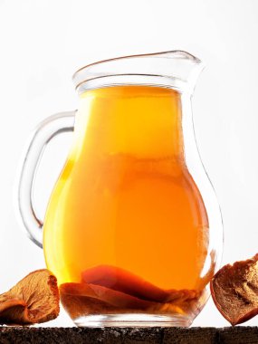 Elma suyu ve elma suyu (güveç elma suyu). Yakın plan. Sağlıklı ev yapımı meyve suyu..