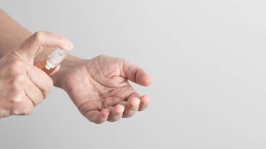 Hijyen kavramı, kadın alkol jeli ya da antibakteriyel sabun kullanır mikrop ve bakterilerin yayılmasını engeller ve enfeksiyon virüslerinden kaçınır. Boşluğu kopyala