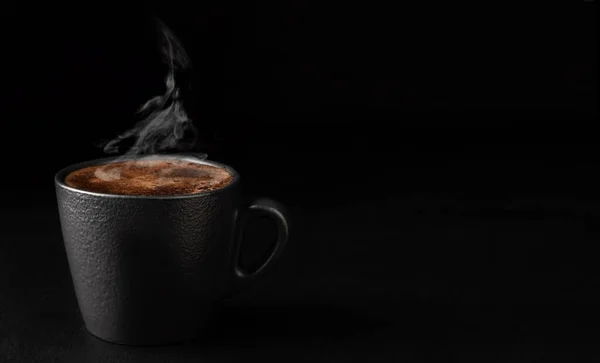 Filiżanka Espresso Pianką Para Wznosi Się Ponad Filiżankę Kawy Czarne — Zdjęcie stockowe