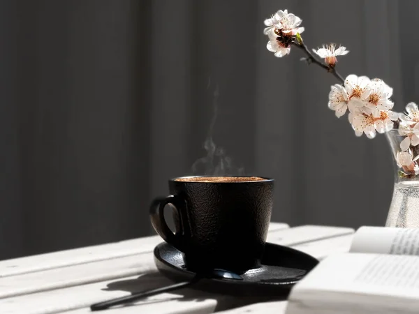 Filiżanka Kawy Aromatycznym Espresso Drewnianym Stole Obok Otwartej Książki Gałązki — Zdjęcie stockowe