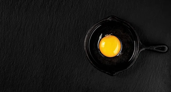Fresh Raw Chicken Egg Broken Cast Iron Steel Pan Dark — Stock Photo, Image