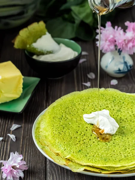 Spinach Pancakes Sour Cream Maple Sorop Pouring Green Pancakes Wooden — Stock Photo, Image