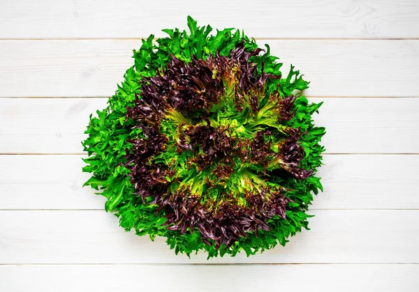 Salades Fraîches Feuillues Sur Fond Bois Blanc Pose Plate Avec — Photo