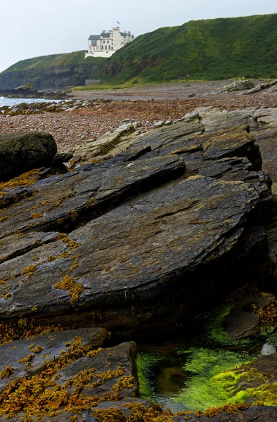 Castillo solitario sobre la costa de Escocia —  Fotos de Stock