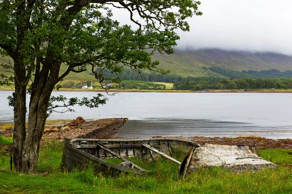Skottlands landskap med bukt og båt – stockfoto