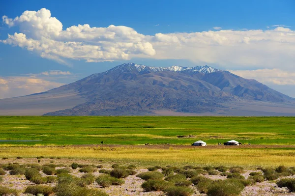 Paisaje de Mongolia con yurtas nómadas — Foto de Stock