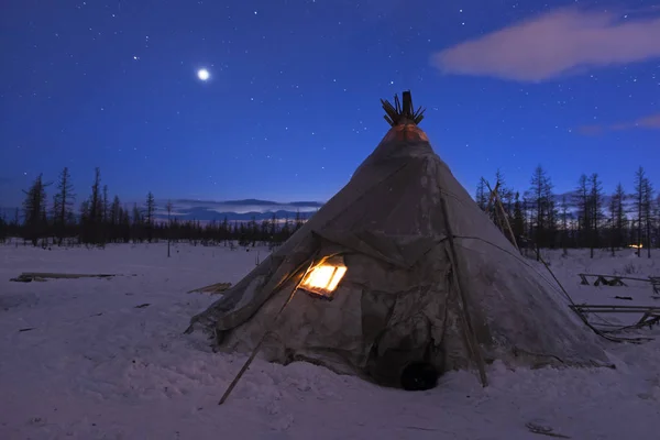 Chum de la tribu nómada en la noche polar —  Fotos de Stock