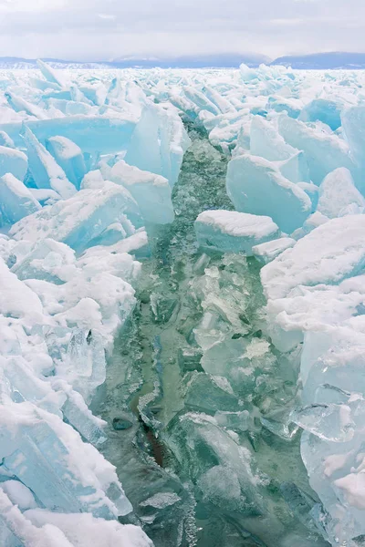 Huge crack across Baikal lake has been formed after strong wind. — Stock Photo, Image