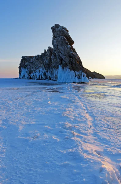 Pequena ilha Ogoi no lago Baikal é famosa pela formação rochosa bizarra . — Fotografia de Stock