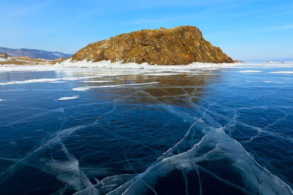 Lac Baïkal recouvert de glace pendant les mois d'hiver . — Photo