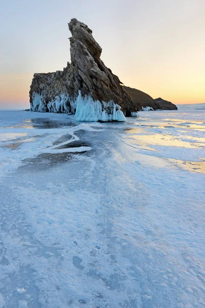 Piccola isola di Ogoi sul lago di Baikal è famosa per la bizzarra formazione rocciosa . — Foto Stock