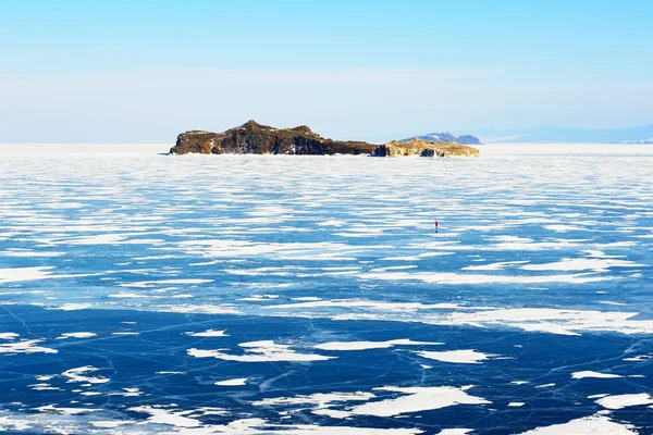 Lago Baikal coberto por gelo durante os meses de inverno . — Fotografia de Stock