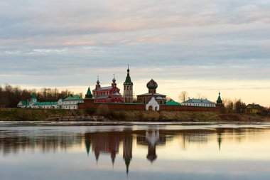 Staraya Ladoga, erkeklerde Saint Nicholas Manastırı görüntülemek Volkhov nehir bir bankadan şafakta.