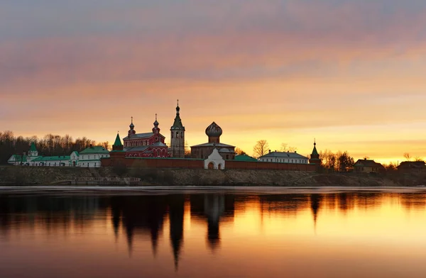 Monasterio de San Nicolás para hombres en Staraya Ladoga, vista desde una orilla del río Volkhov al atardecer . — Foto de Stock